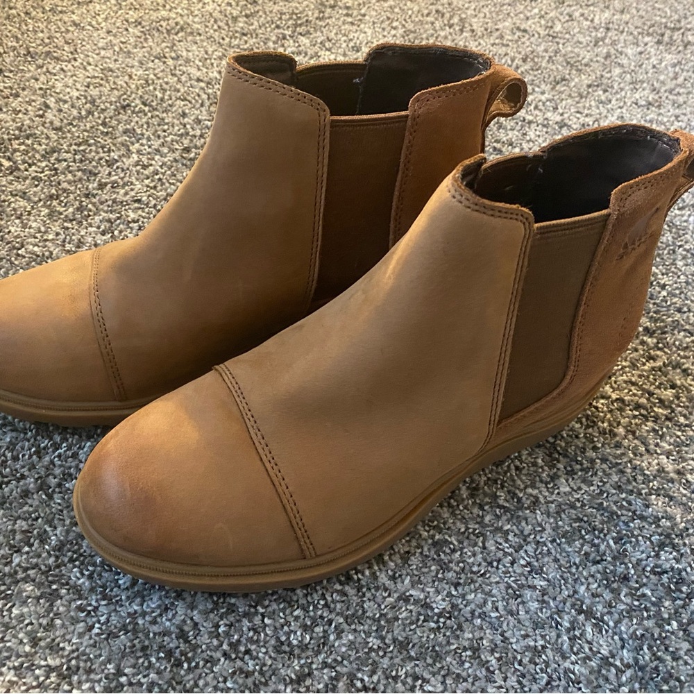 Sorel Tan Winter Boots with Elastic Panels and Rounded Toe